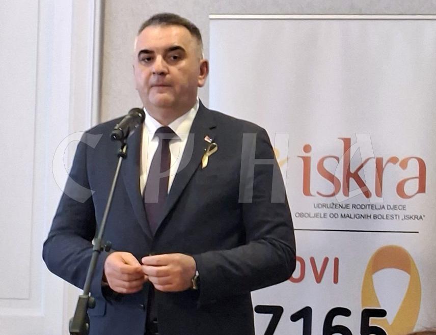БАЊАЛУКА, 13. ФЕБРУАРА /СРНА/ - Предсједник Владе Републике Српске Саво Минић рекао је данас у Бањалуци да сви треба да дају од себе онолико колико могу да помогну породицама дјеце обољеле од најтежих болести и да ти мали борци никада не буду заборављени.