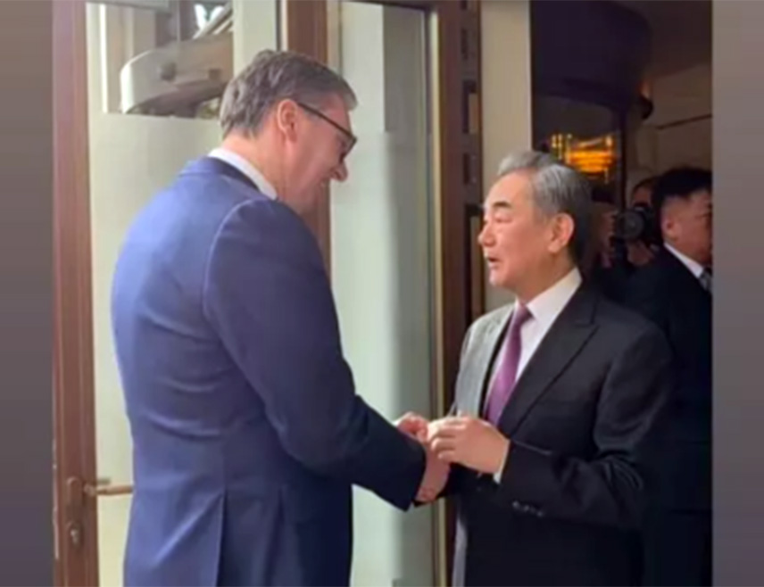 БЕОГРАД, 13. ФЕБРУАРА /СРНА/ - Предсједник Србије Александар Вучић и министар спољних послова Кине Ванг Ји данас су током разговора у Минхену потврдили опредјељење да Србија и Кина унапређују сарадњу у областима инвестиција, енергетике, дигиталне економије и иновација, али и да у отвореном дијалогу доприносе стабилности Балкана и ширем глобалном миру.