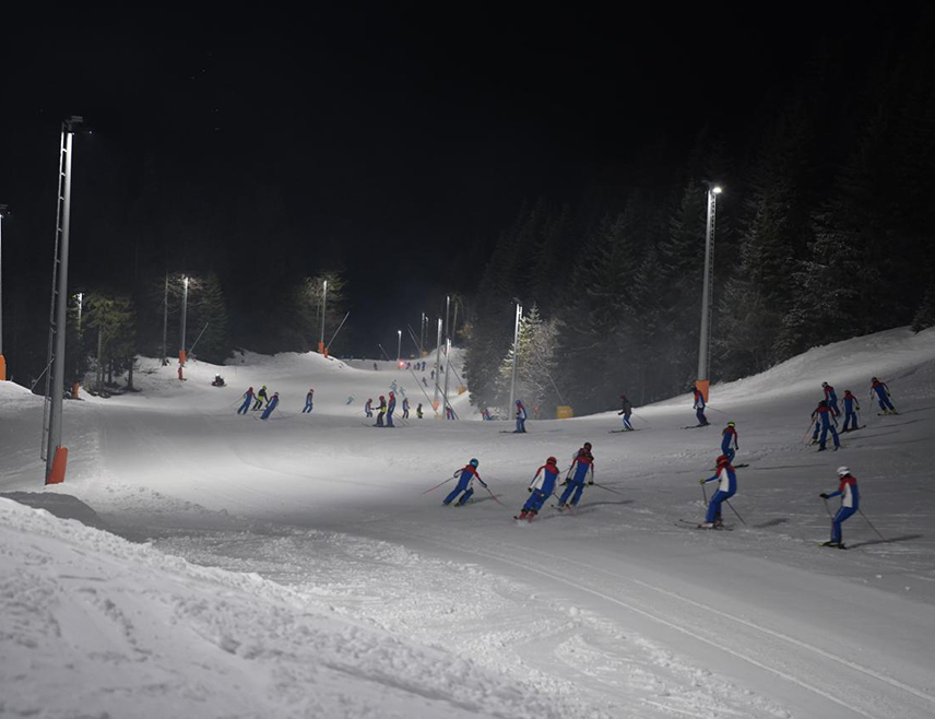 ЈАХОРИНА, 13. ФЕБРУАРА /СРНА/ - На Јахорина је вечерас званично отворено ноћно скијање на стази Прача, које је обиљежено атрактивним спустом инструктора са планине и скијаша из домаћих ски-клубова.