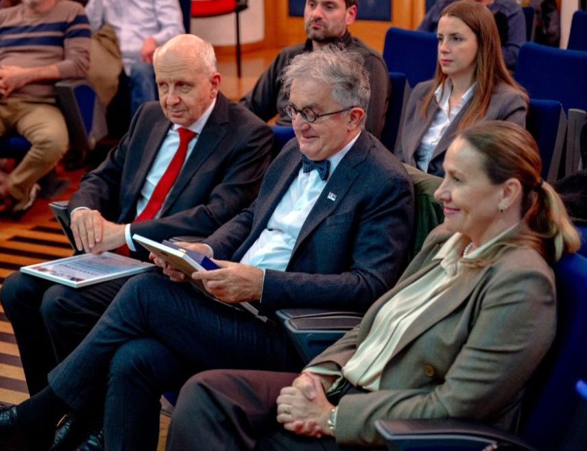 ПОДГОРИЦА, 13. ФЕБРУАРА /СРНА/ - У Подгорици су вечерас, уочи великог празника Сретења – симбола слободе, државности и духовног завјета српског народа, одржан сабор јединства и народне свијести "Други сретењски сусрети српских организација из Црне Горе, региона и дијаспоре".