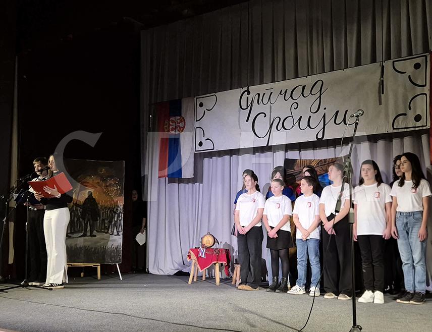 ПАЛЕ, 13. ФЕБРУАРА /СРНА/ - На Палама је вечерас одржана манифестација "Српчад Србији" у част обиљежавања великог православног празника Сретења Господњег и Дана државности Републике Србије и Дана државности Републике Српске на којој је изведен богат културни програм.