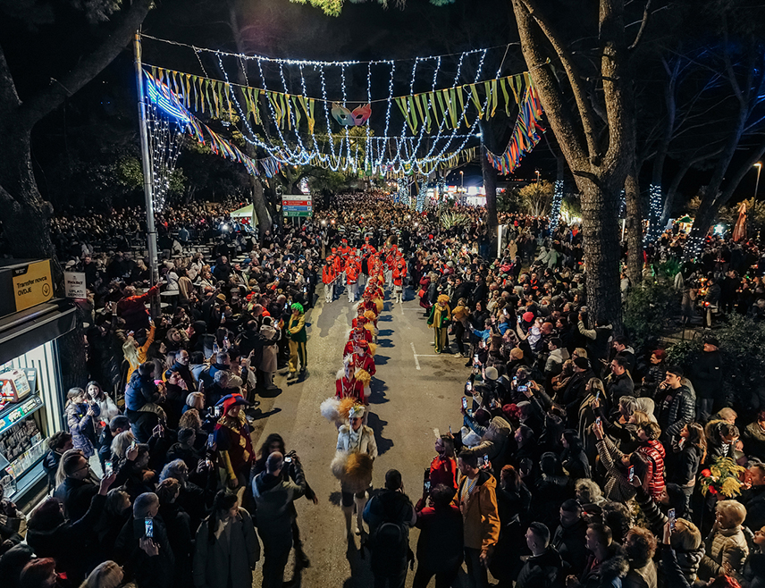 ПОДГОРИЦА, 14. ФЕБРУАРА /СРНА/ - Манифестација "Празника мимозе" званично је отворена у Херцег Новом који ће у наредних 15 дана бити центар забаве и културе у региону и понудити више од 60 програмских садржаја.