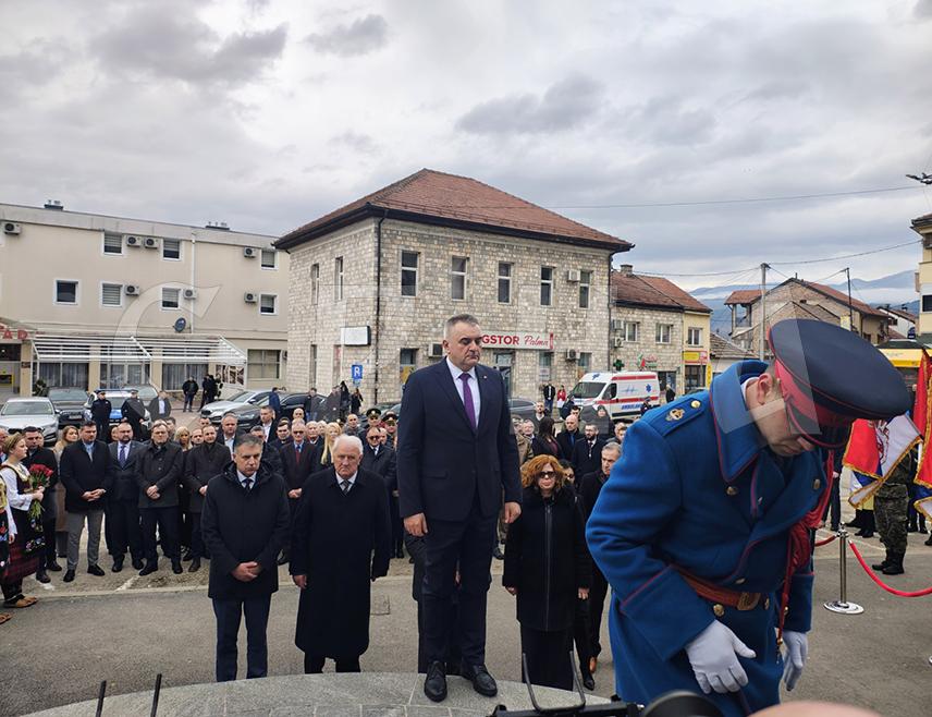 ВИШЕГРАД, 14. ФЕБРУАРА /СРНА/ - Код централног споменика на Тргу палих бораца у Вишеграду положени су вијенци у оквиру обиљежавања Дана државности Републике Српске и Србије - Сретења, Дана бораца и Првог српског устанка.