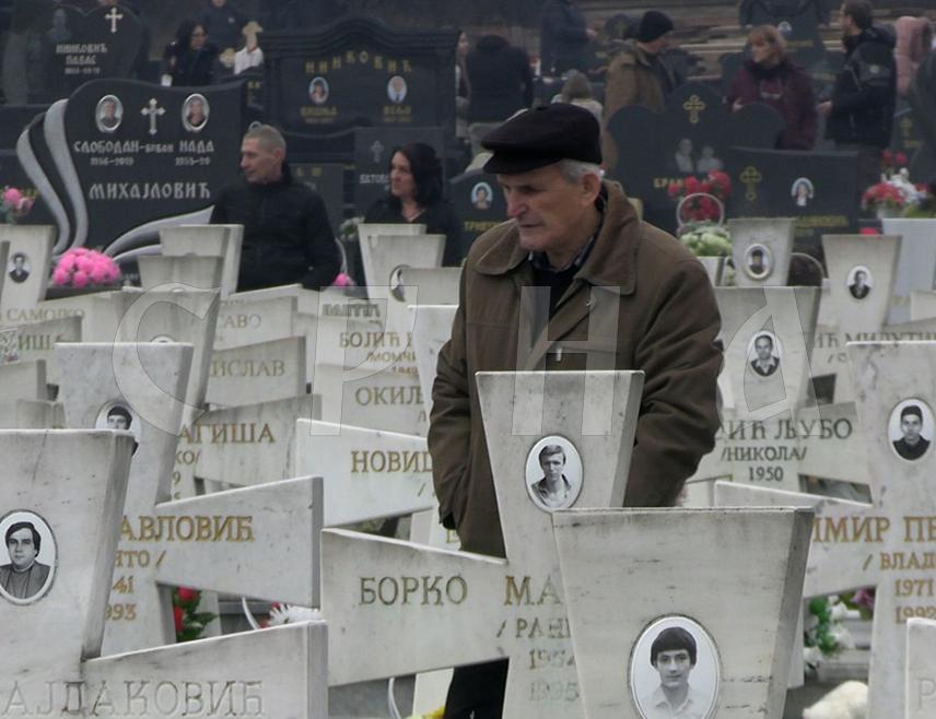 СОКОЛАЦ, 14. ФЕБРУАРА /СРНА/ - На Војничком спомен-гробљу Нови Зејтинлик на Сокоцу, на коме почива више од 960 српских бораца, данас се на Велике задушнице окупило неколико хиљада људи из свих крајева Републике Српске.