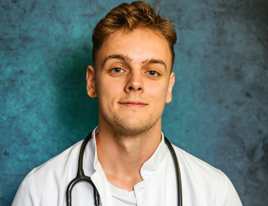 СРБАЦ, 15. ФЕБРУАРА /СРНА/ - Српчанин Немања Куваља, апсолвент Медицинског факултета у Фочи са просјеком оцјена 9,17, прави је примјер да се труд увијек вреднује и да љубав према науци надјачава све потешкоће.