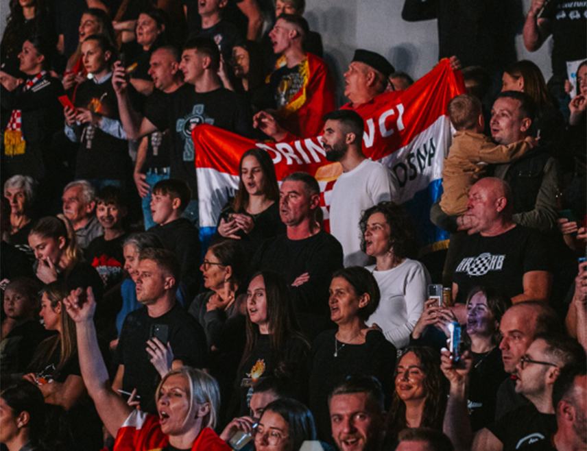 ШИРОКИ БРИЈЕГ, 14. ФЕБРУАРА /СРНА/ - Контроверзни хрватски пјевач Марко Перковић Томпсон на синоћњем концерту у Широком Бријегу извео је пјесму "Бојна Чавоглаве" уз усташки поздрав "За дом спремни!", који је публика заједно са њим углас узвикивала.