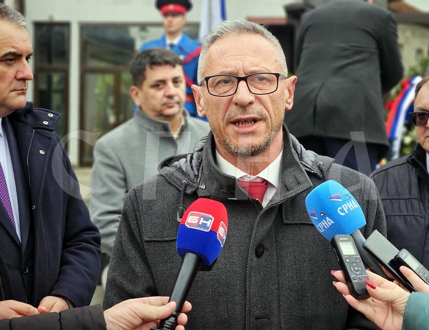 ВИШЕГРАД, 14. ФЕБРУАРА /СРНА/ - Министар рада и борачко-инвалидске заштите Републике Српске Радан Остојић изјавио је данас у Вишеграду да је Сретење симбол заједништва српског народа у Српској и Србији који има заједничку славну историју, а имаће и заједничку будућност.