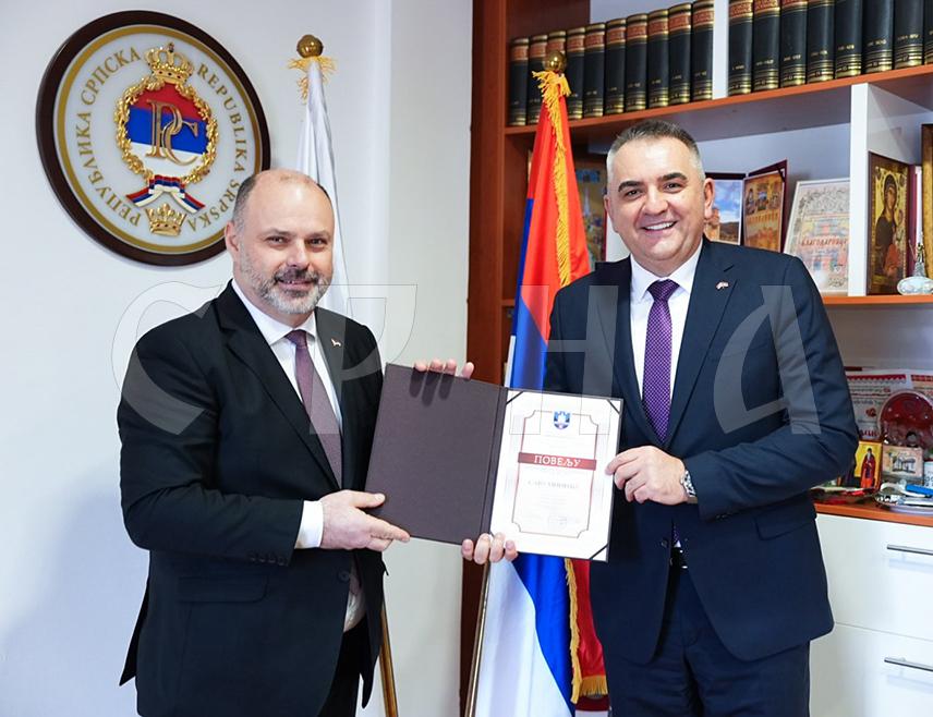 ВИШЕГРАД, 14. ФЕБРУАРА /СРНА/ – Предсједнику Владе Републике Српске Саву Минићу данас је уручена Повеља општине Вишеград за допринос развоју ове локалне заједнице и подршку реализацији инфраструктурних и привредних пројеката.