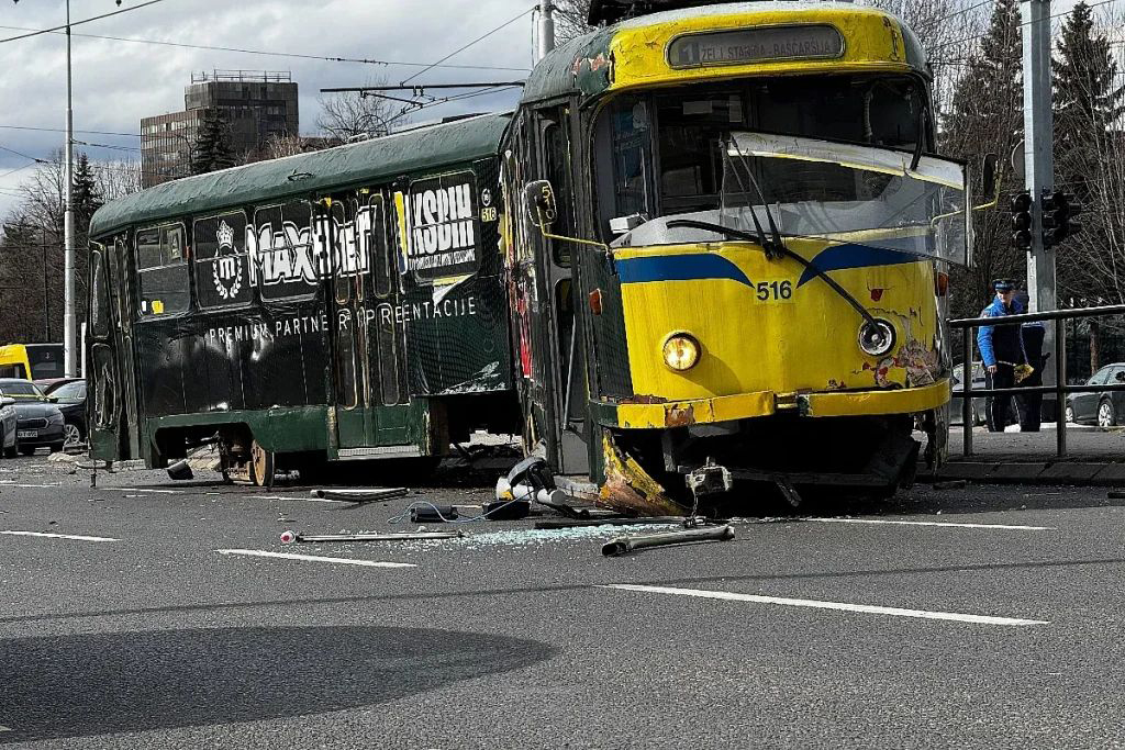 САРАЈЕВО, 14. ФЕБРУАРА /СРНА/ - Tужилац Кантона Сарајево Един Шаћировић рекао је да је велика вјероватноћа да је људски фактор главни узрок несреће у којој је трамвај при великој брзини искочио из шина и том приликом усмртио Ердоана Моранкића /23/ и повриједио четири особе.