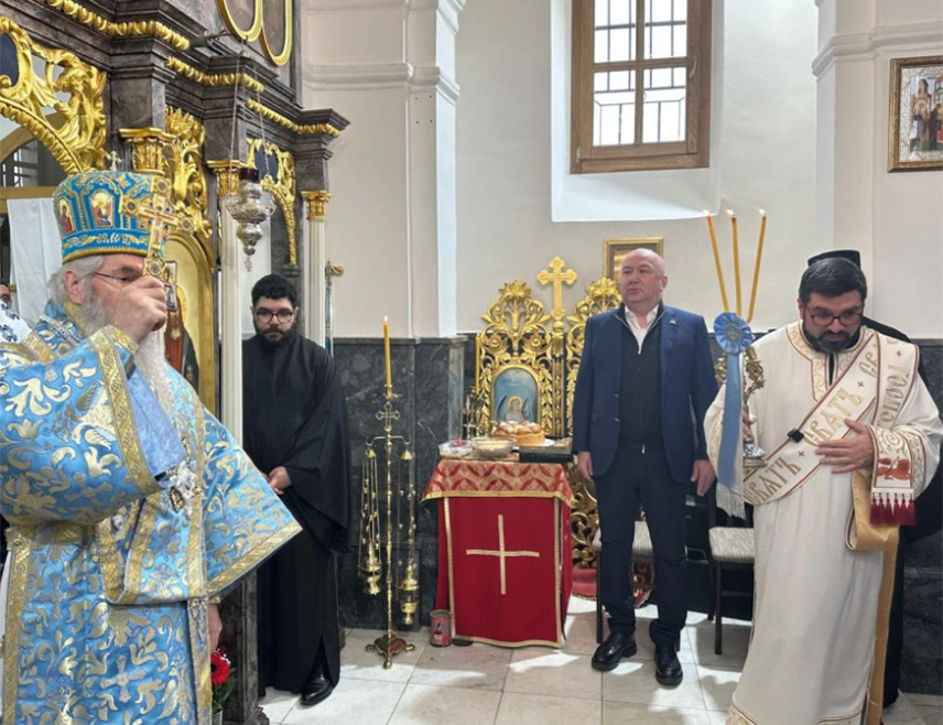 ОРАШАЦ, 15. ФЕБРУАРА /СРНА/ - Обиљежавање Сретења - Дана државности Србије почело је у Орашцу светом архијерејском литургијом у Храму Вазнесења Господњег.