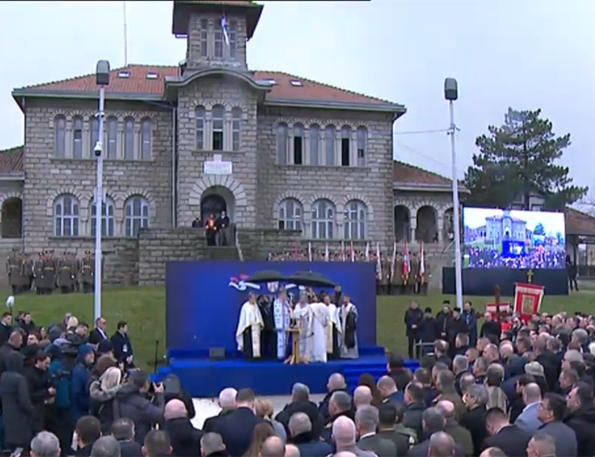 АРАНЂЕЛОВАЦ, 15. ФЕБРУАРА /СРНА/ - Државнa свечаност поводом обиљежавања Дана државности Србије почела је у Орашцу, а предводе је премијери Србије Ђуро Мацут и Републике Српске Саво Минић.