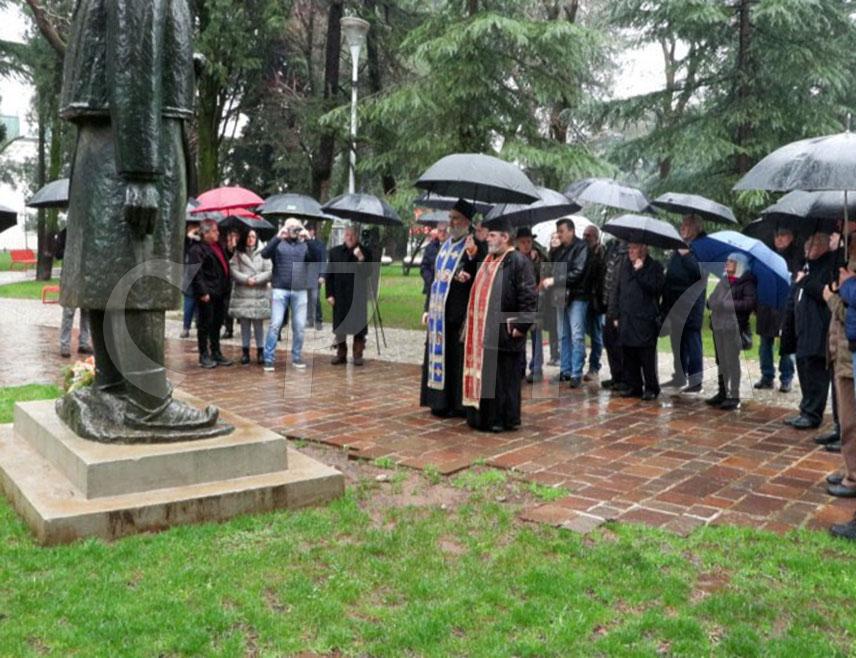 ПОДГОРИЦА, 15. ФЕБРУАРА /СРНА/ - Српски национални савјет Црне Горе и свештенство Српске православне цркве /СПЦ/ организовали су данас у Подгорици низ активности поводом обиљежавања Дана државности Србије - Сретења.