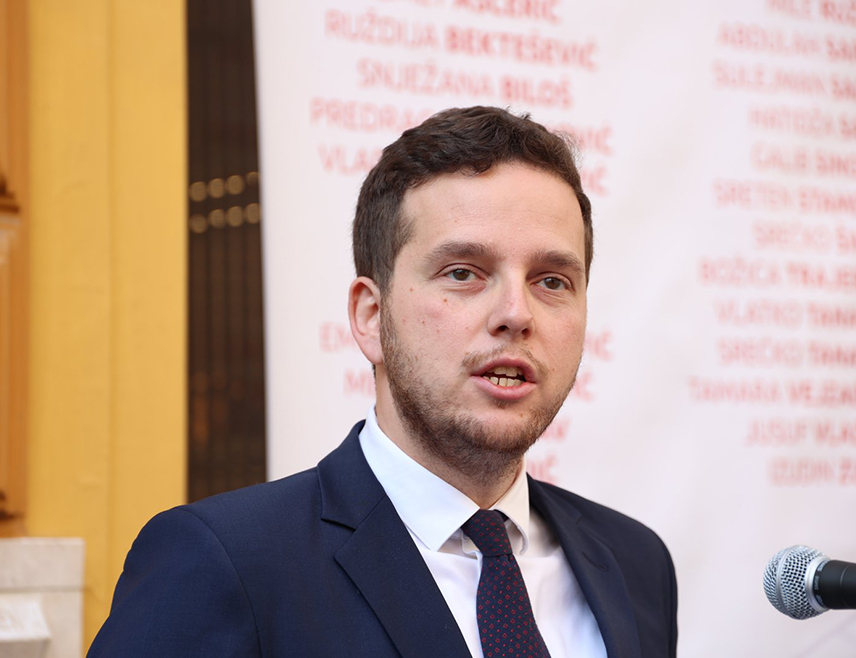 САРАЈЕВО, 15. ФЕБРУАРА /СРНА/ - Предсједник Владе Кантона Сарајево Нихад Ук поднио је данас оставку након што су млади људи изашли на улице и затражили одговорност због трамвајске несреће у којој је погинуо двадесетрогодишњи младић, а четворо људи повријеђено.