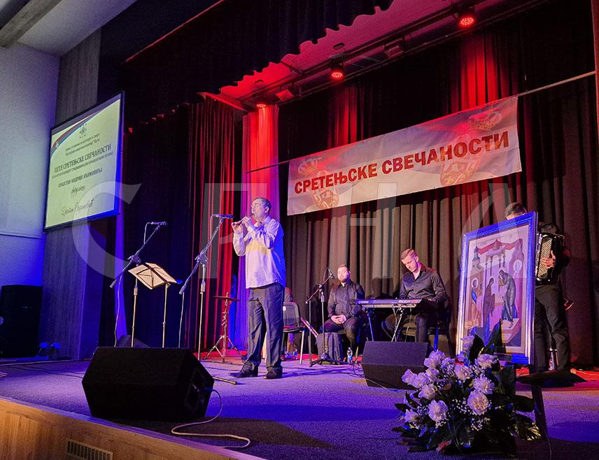 ПАЛЕ, 15. ФЕБРУАРА /СРНА/ - На Палама је вечерас одржано вече фруле на којем су фрулаши Драган Срдановић и Милан Дуцић показали умијеће и промовисали један од најстаријих српских инструмената, као и концерт етно-пјевачице Вере Столић са оркестром Андрије Аћимовића, чиме је завршена манифестација "Сретењске свечаности".