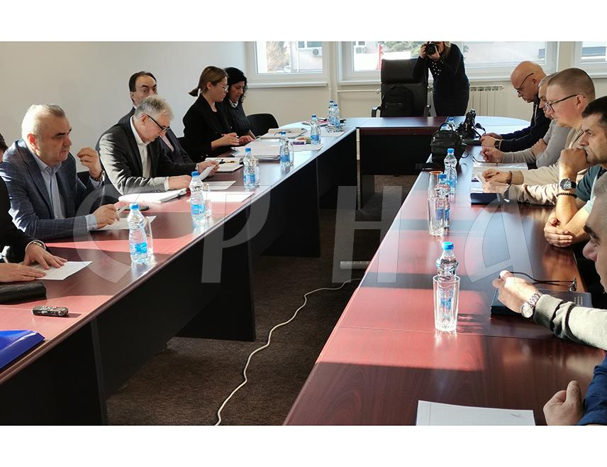 ДОБОЈ, 16. ФЕБРУАРА /СРНА/ - Министар саобраћаја и веза Републике Српске Зоран Стевановић у Добоју присуствује састанку Управе "Жељезница Републике Српске" са синдикалним организацијама о њиховим захтјевима да примања радника буду изједначена са најнижом републичком платом и за усаглашавање платних разреда колективним уговором.