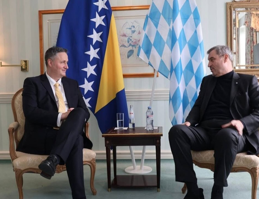 БАЊАЛУКА, 16. ФЕБРУАРА /СРНА/ - Члан Главног одбора СНСД-а Саша Аулић изјавио је да је очигледно да несувисле лекције и квазипринципи /бошњачког члана Предсједништва БиХ/ Дениса Бећировића служе само за домаћу употребу.