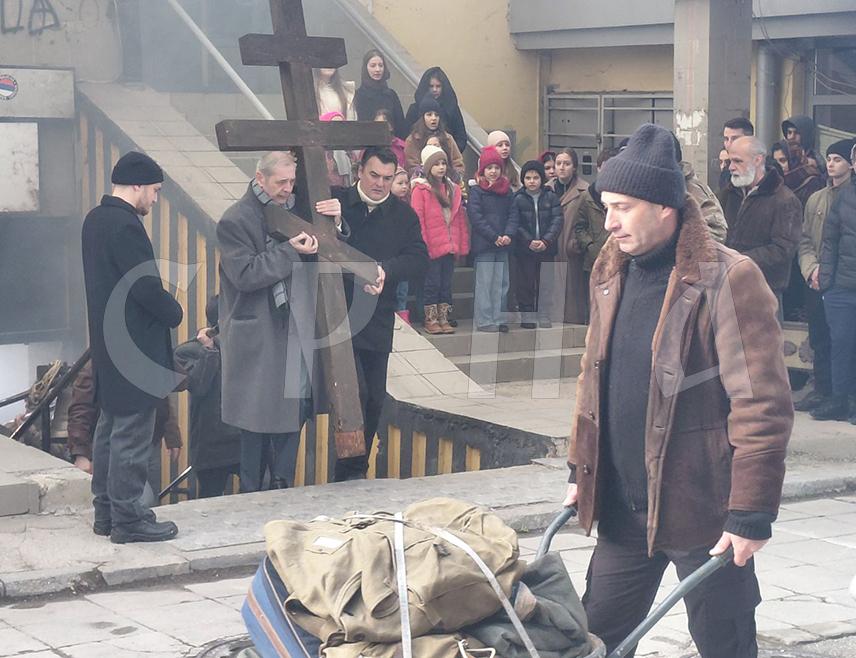 ИСТОЧНО САРАЈЕВО, 16. ФЕБРУАРА /СРНА/ - Завршне сцене филма "Линија" снимљене су данас на подручју Сарајевско-романијске регије и овај филмски караван свој пут наставља у Србији, изјавио је Срни директор филма Слободан Стојановић.