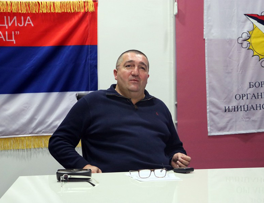 ИСТОЧНА ИЛИЏА, 16. ФЕБРУАРА /СРНА/ - Предсједник Борачке организације "Илиџански борац" Горан Шеховац захвалио је екипи филма "Линије" у име свих бораца Сарајевско-романијске регије на изузетном ангажовању и преданости током снимања остварења о ратном хирургу Миодрагу Лазићу и његовим ратним колегама, као и историјском егзодусу Срба из Сарајева након потписивања Дејтонског мировног споразума.