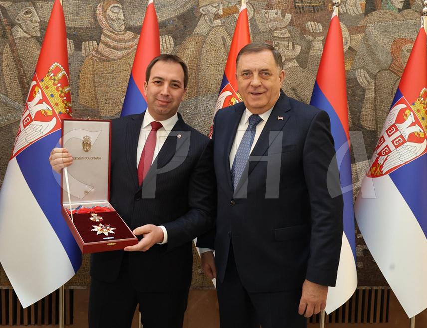 БЕОГРАД, 16. ФЕБРУАРА /СРНА/ - Предсједник СНСД-а Милорад Додик истакао је да Србија и Република Српска стоје једна уз другу у поносу, у одговорности и у увјерењу да су пред српским народом године снаге, јединства и напретка.