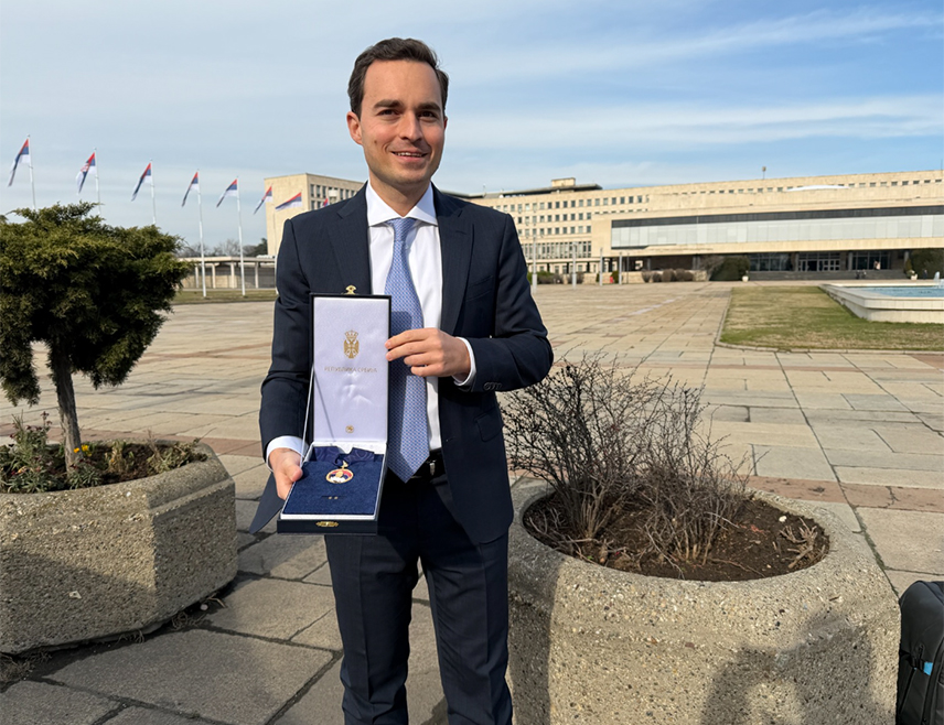 БЕОГРАД, 16.ФЕБРУАРА /СРНА/ - Шеф посланичког клуба Слободарске партије Аустрије /ФПО/ у бечком парламенту Максимилијан Краус, који је одликован поводом Дана државности Србије, рекао је да је став ове партије да је Косово дио Србије, те сматра да Влада Аустрије не би требало да честита Приштини 17. фебруар.