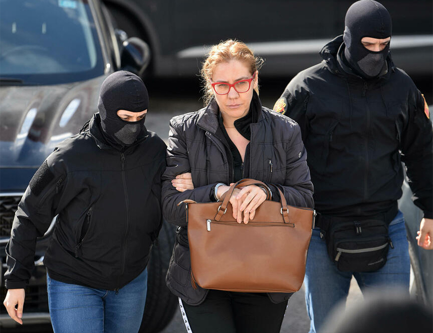 ПОДГОРИЦА, 16. ФЕБРУАРА /СРНА/ - Бившем министру просвјете, науке, културе и спорта Црне Горе Весни Братић, која је ухапшена и осумњичена за злоупотребу службеног положаја, данас је одређено задржавање до 72 часа.