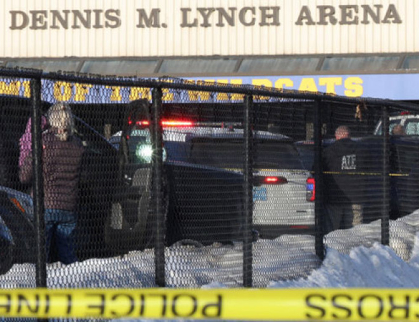 ПОТАКЕТ, 17. ФЕБРУАРА /СРНА/ - Најмање троје људи је погинуло, а још троје рањено у пуцњави у хокејашкој арени "Денис М. Линч" на Роуд Ајленду, изјавила је шеф полиције града Потакет Тина Гонсалвес.