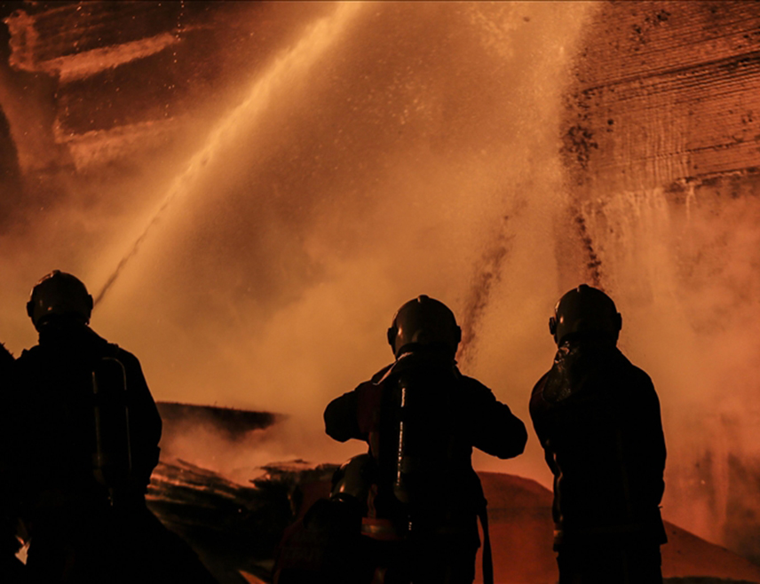 МАДРИД, 17. ФЕБРУАРА /СРНА-Ројтерс/ - Најмање петоро људи је погинуло, а четворо је лакше повријеђено у пожару у стамбеној згради у граду Манлеу, на сјевероистоку Шпаније, саопштено је из ватрогасне службе.