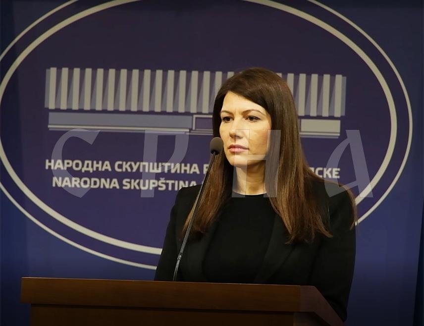 БАЊАЛУКА, 17. ФЕБРУАРА /СРНА/ - Министар пољопривреде, шумарства и водопривреде Републике Српске Анђелка Кузмић изјавила је данас да је са мљекарима постигнут договор о повећању подстицаја по литру млијека на 0,30 пфенинга и по грлу 500 КМ, истакавши да је ријеч о тренутној мјери како би се пружила помоћ због поремећаја на свјетском, регионалном и домаћем тржишту.