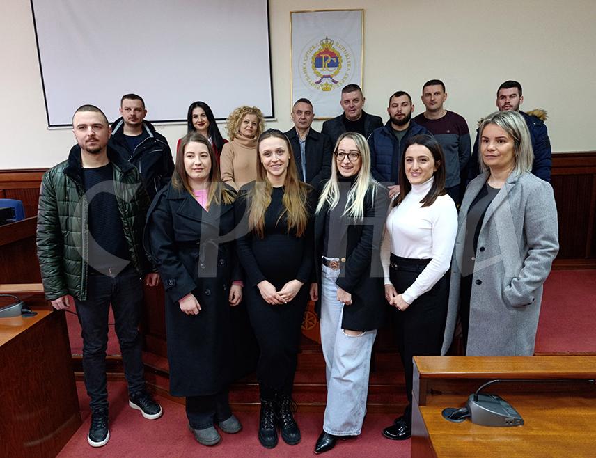 МРКОЊИЋ ГРАД, 17. ФЕБРУАРА /СРНА/ - Начелник општине Мркоњић Град Драган Вођевић потисао је данас уговоре са седам младих брачних парова о остваривању права на рефундирање плаћене накнаде за погодност земљишта и уређење грађевинског земљишта код градње прве стамбене једнице, за шта ће бити издвојено 36.686 КМ.