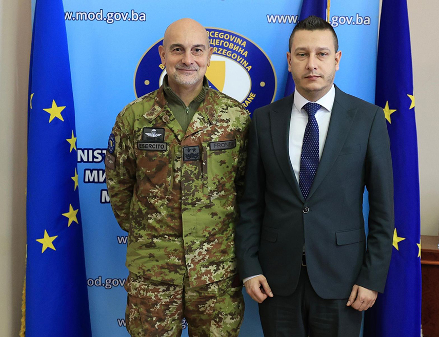САРАЈЕВО, 17. ФЕБРУАРА /СРНА/ - Замјеник министра одбране у Савјету министара Александар Гогановић и новоименовани командант Еуфора Маурицио Фронда на данашњем састанку у Сарајеву оцијенили су да у БиХ не постоје озбиљни безбједносни изазови, те да се Еуфор показао као поуздан партнер са непристрасним приступом.