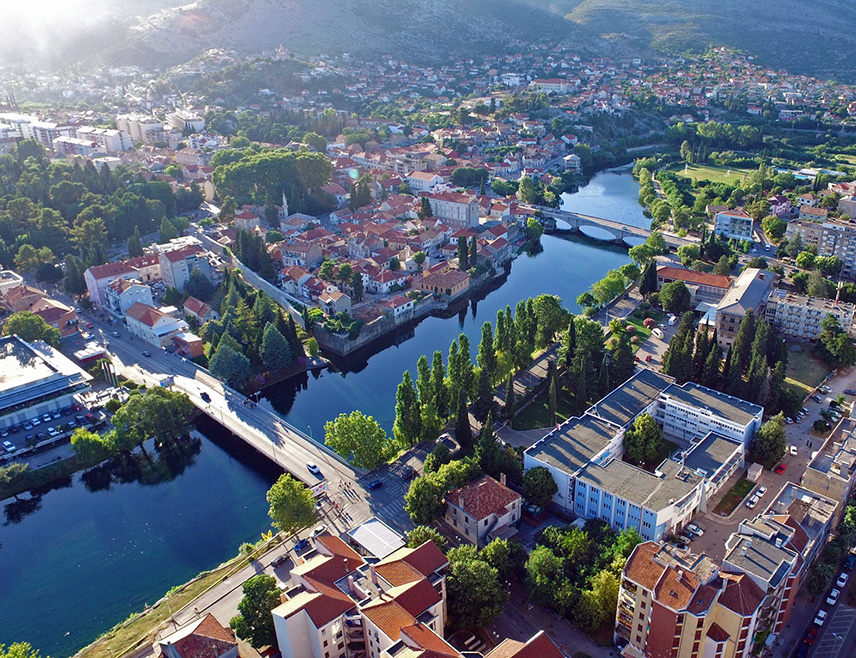 ТРЕБИЊЕ, 17. ФЕБРУАРА /СРНА/ - Требиње је током празника Сретења, забиљежило повећану посјећеност туриста из региона и добру попуњеност смјештајних капацитета, изјавио је Срни директор Туристичке организације града Јовица Милошевић.