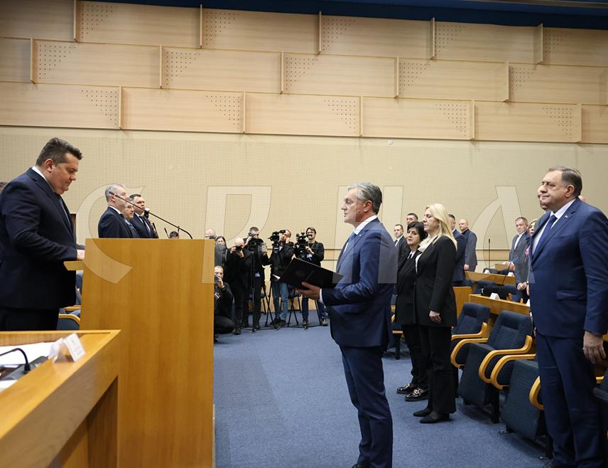 БАЊАЛУКА, 17. ФЕБРУАРА /СРНА/ - Нови предсједник Републике Српске Синиша Каран данас је положио свечану заклетву у Народној скупштини.