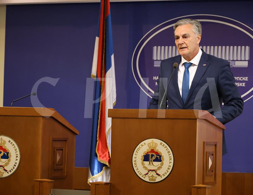 БАЊАЛУКА, 17. ФЕБРУАРА /СРНА/ - Новоизабрани предсједник Републике Српске Синиша Каран поручио је да ће Република Српска покренути систематичан процес када је ријеч о стварању баланса и повратка њених изворних надлежности и нагласио да то није повратак у прошлост, него повратак праву - јединој могућој формули према којој може опстати БиХ.