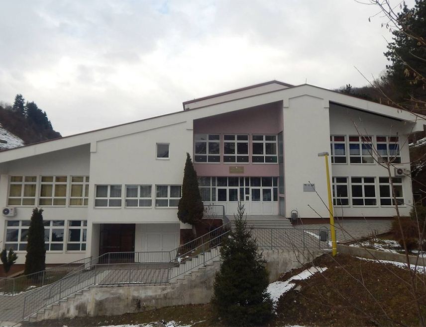 ЗВОРНИК, 17. ФЕБРУАРА /СРНА/ - Полицијска управа Зворник ради на запримљеној пријави Прве основне школе у Сребреници о догађају у овој образовној установи, речено је данас Срни у овој управи.