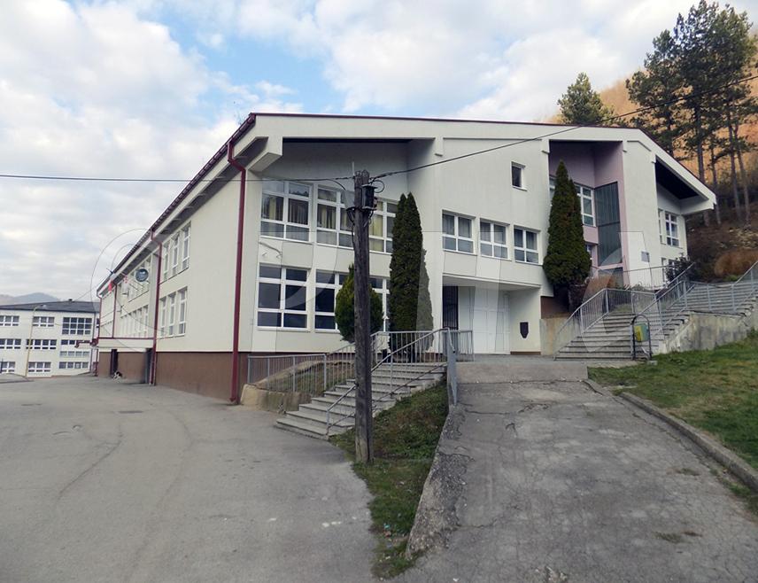 СРЕБРЕНИЦА, 17. ФЕБРУАРА /СРНА/ - Директор Прве основне школе у Сребреници Снежана Јандрић изјавила је Срни да су у овој образовној установи предузете све законске мјере ради безбједности ученика и да се врше провјере у вези са тврдњама о постојању списка ученика које један ђак наводно планира да убије.