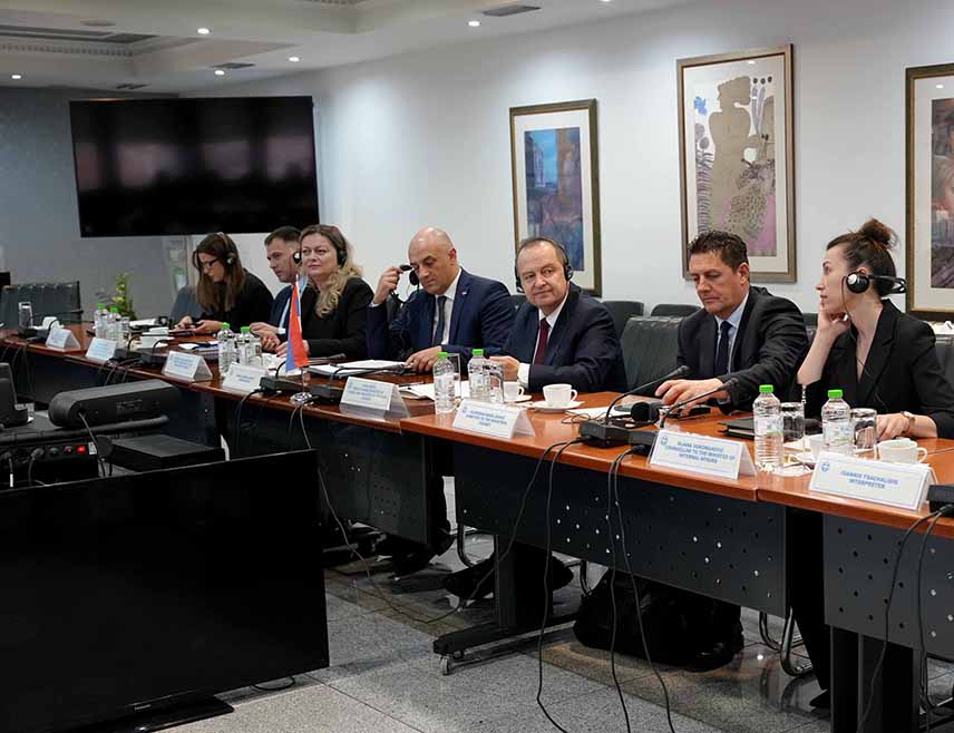 БЕОГРАД, 17. ФЕБРУАРА /СРНА/ - Министар унутрашњих послова Србије Ивица Дачић и грчки министар за заштиту грађана Михалис Хрисохоидис сагласили су се да бити настављене све мјере и радње у борби против ирегуларних миграција на западнобалканској рути.