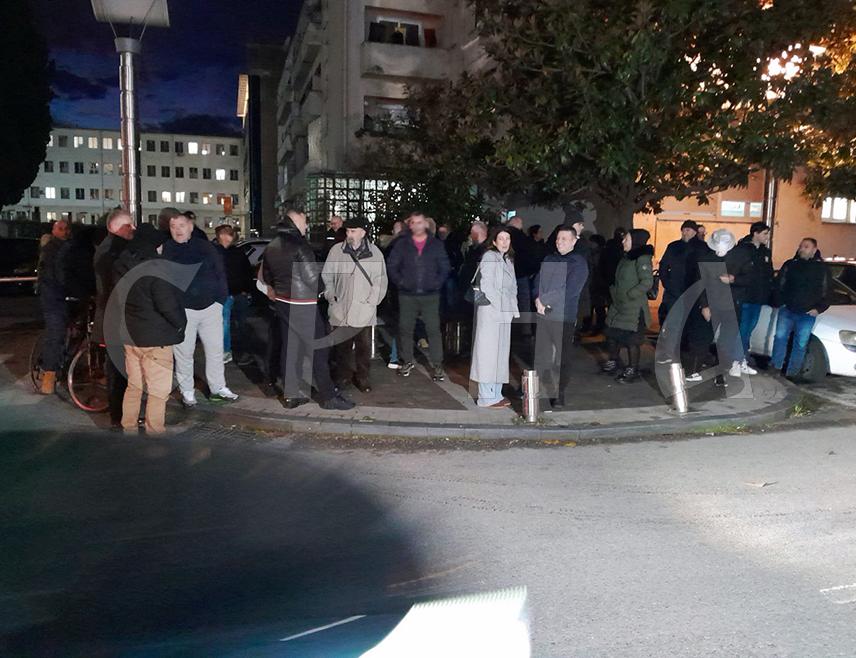 ПОДГОРИЦА, 17. ФЕБРУАРА /СРНА/ - Странка Уједињена Црна Гора организовала је вечерас испред зграде Вишег суда у Подгорици скуп подршке некадашњем министру просвјете, науке, културе и спорта Црне Горе Весни Братић, која је ухапшена због сумње да је злоупотријебила положај, јавља дописник Срне са лица мјеста.