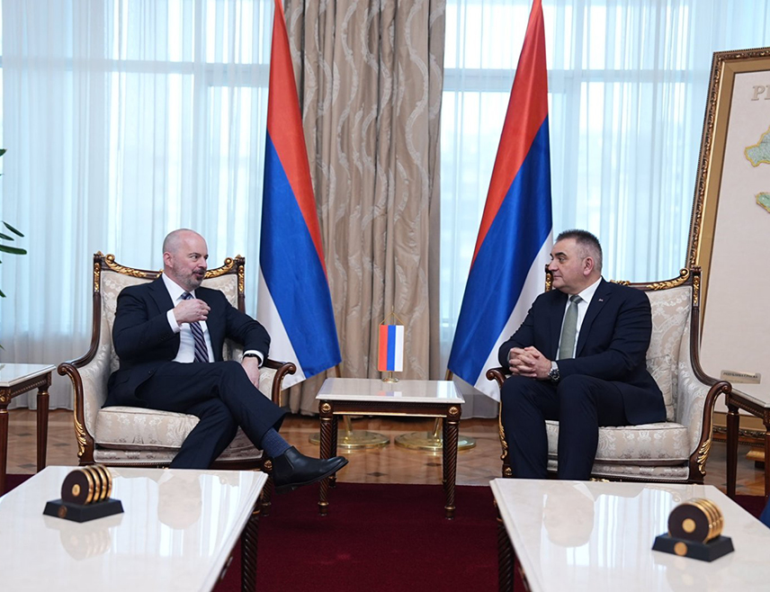 БАЊАЛУКА, 17. ФЕБРУАРА /СРНА/ - Премијер Републике Српске Саво Минић је у разговору у Бањалуци са отправником послова Амбасаде САД Џоном Гинкелом изразио посвећеност Владе Српске мирном и конструктивном рјешавању свих отворених питања у БиХ.