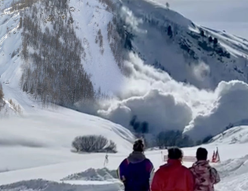 ПАРИЗ, 17. ФЕБРУАРА /СРНА/ - Три особе погинуле су у двије одвојене лавине у француским Алпима, а четири су повријеђене, саопштили су локалне власти.