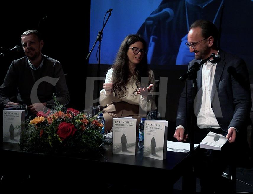 ИСТОЧНО НОВО САРАЈЕВО, 17. ФЕБРУАРА /СРНА/ - У Источном Новом Сарајеву вечерас је промовисана књига "Кад су свеци ходили земљом - Сјећање на црквене личности које су обиљежиле једну епоху" аутора блаженопочившег епископа моравичког Антонија Пантелића, првог старјешине обновљеног Подворја Српске православне цркве у Москви.