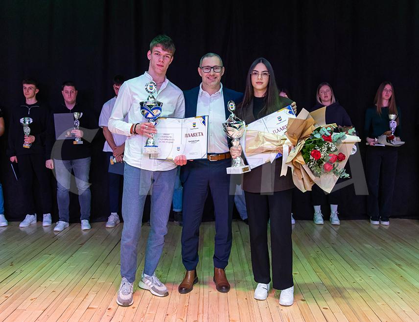 ПРЊАВОР, 17. ФЕБРУАРА /СРНА/ - Таеквондоисткиња Ана Југовић и атлетичар Кристијан Марић вечерас су проглашени за најбоље спортисте града Прњавора за прошлу годину.