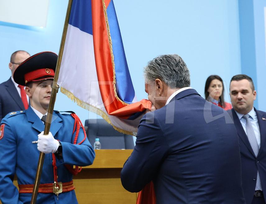 ДРВАР, 18. ФЕБРУАРА /СРНА/ – Делегат у Дому народа Парламента Федерације БиХ /ФБиХ/ Горан Броћета уппутио је честитке Синиши Карану поводом ступања на дужност предсједника Републике Српске, изражавајући увјерење да ће институције Српске наставити да буду стуб опстанка Срба у Федерацији.