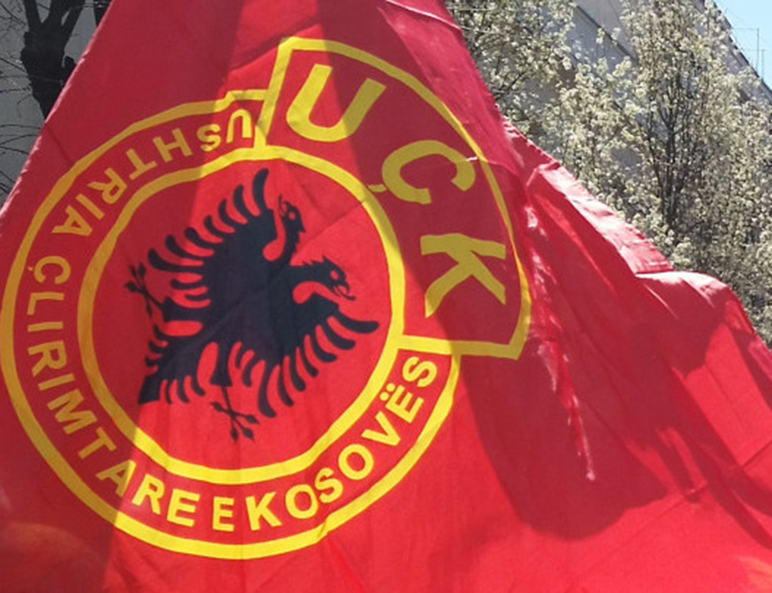 БЕОГРАД, 18. ФЕБРУАРА /СРНА/ - Група Албанаца прекрила је у Дреници аутомобил са српским таблицама заставом на којој су обиљежја терористичке ОВК.