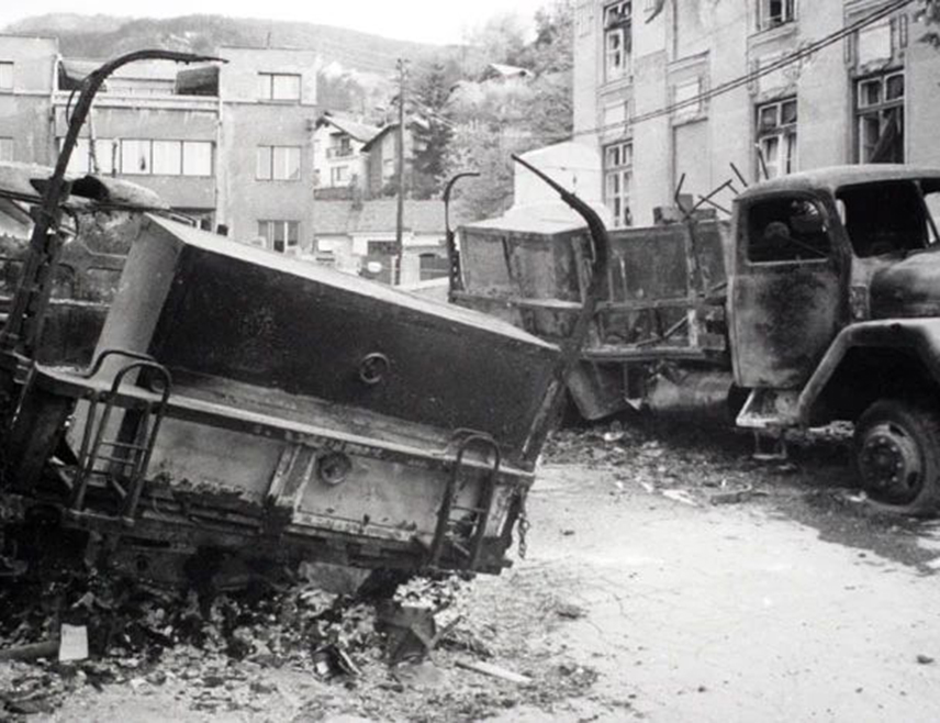 БАЊАЛУКА, 18. ФЕБРУАРА /СРНА/ - Предсједник Организације старјешина Војске Републике Српске /ВРС/ Слободан Жупљанин изјавио је Срни да се пред Судом БиХ одуговлачи процес против оптужених за напад на колону ЈНА у Добровољачкој улици у Сарајеву 1992. године, чиме се опструше достизање правде за жртве, што ће се очигледно чинити све док су починиоци биолошки живи.