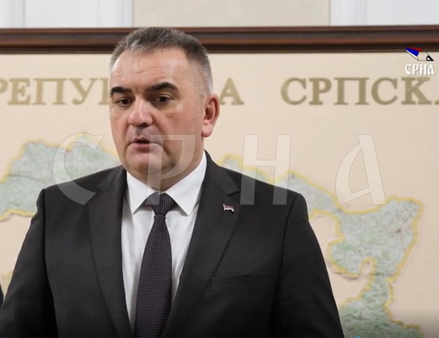 БАЊАЛУКА, 18. ФЕБРУАРА /СРНА/ - Предсједник Владе Републике Српске Саво Минић истакао је поводом смрти бившег српског члана Предсједништва БиХ Борислава Паравца да одлази снажна личност која је деценијама била дио јавног и политичког живота, од своје Костајнице до највиших институција Републике Српске и БиХ.