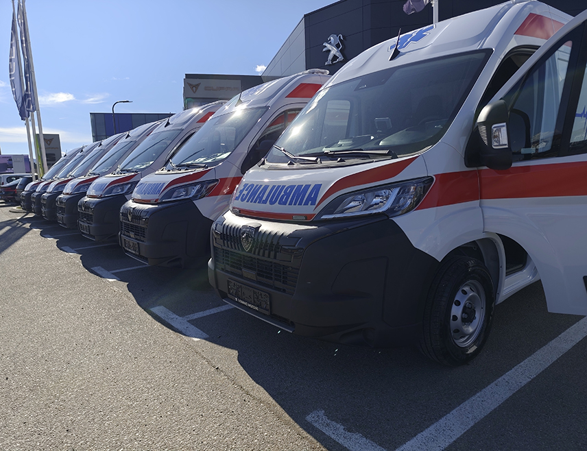 БАЊАЛУКА, 18. ФЕБРУАРА /СРНА/ - Министар здравља и социјалне заштите Републике Српске Ален Шеранић присуствовао је данас у Бањалуци примопредаји по једног амбулантног возила за три здравствене установе у Српској, која је донирала Влада Кореје.