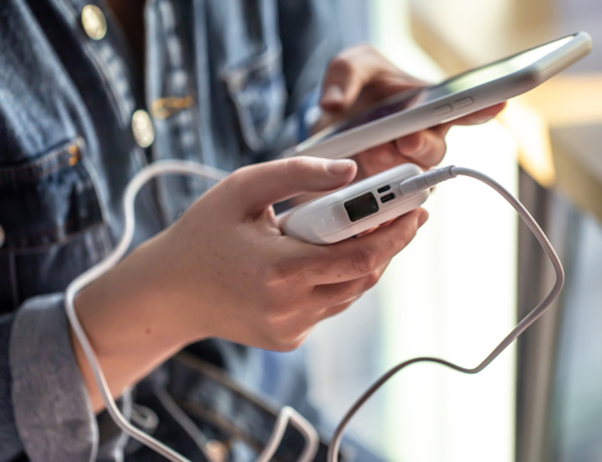 ТОКИО, 18. ФЕБРУАРА /СРНА/ - Јапанско Министарство саобраћаја обавијестило је домаће авио-компаније да ће од априла забранити употребу екстерних батерија за мобилне телефоне у кабинама путничких авиона, пренио је јавни сервис НХК.