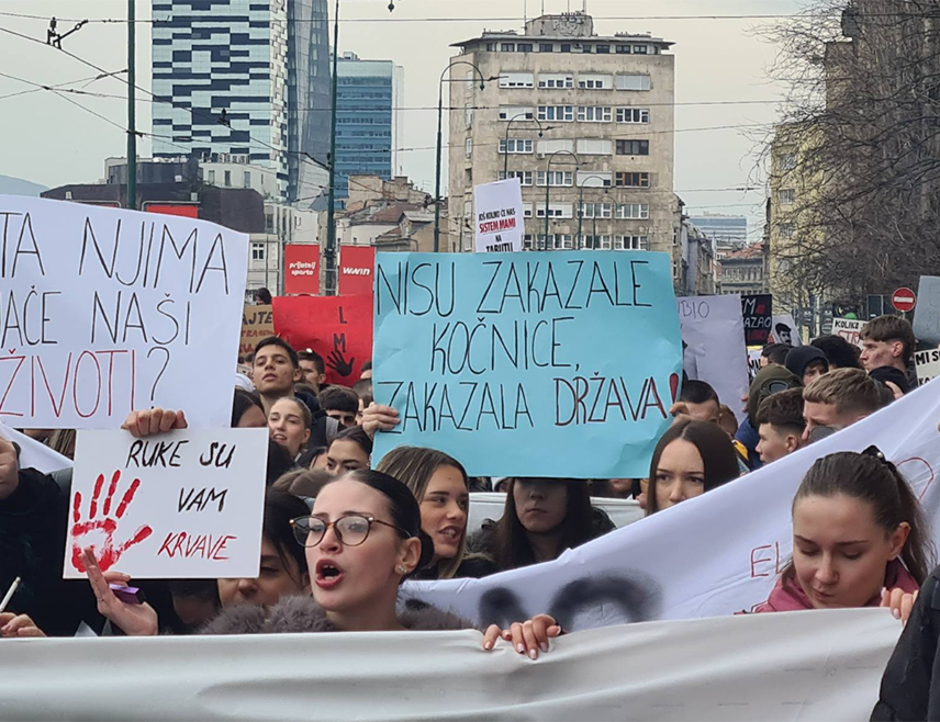 САРАЈЕВО, 18. ФЕБРУАРА /СРНА/ - У Сарајеву су завршени протести које грађани шести дан организују након трамвајске несреће у којој је у којој је живот изгубила једна, а повријеђене четири особе, те нови скуп најавили у суботу, 21. фебруара.