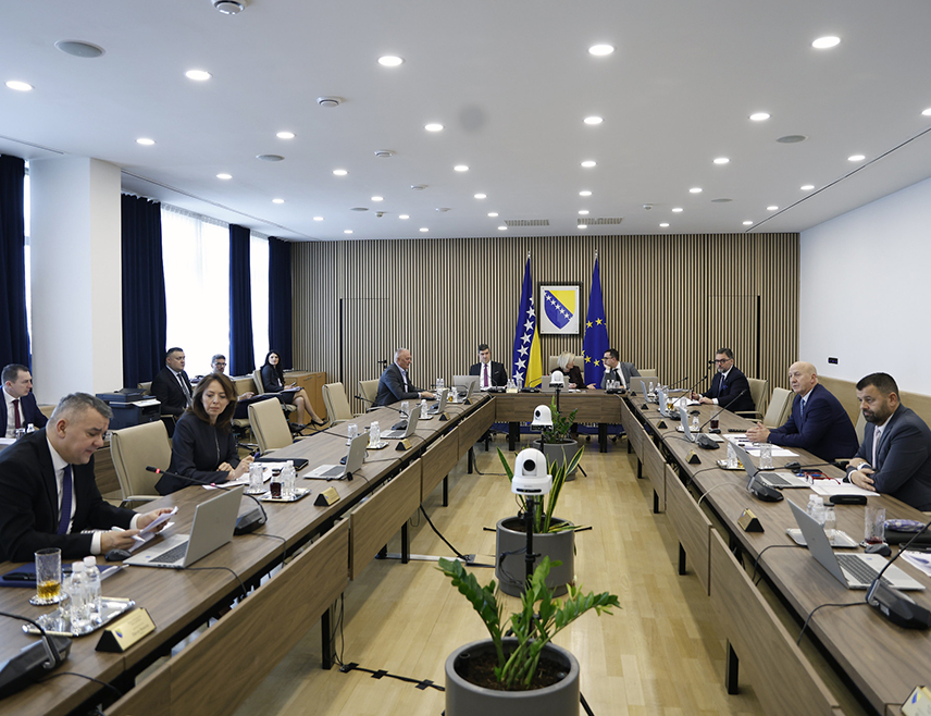 САРАЈЕВО, 18. ФЕБРУАРАР /СРНА/ - Савјет министара донио је данас одлуку о привремној суспензији и умањењу царинских стопа при увозу нових електричних, хибридних и ЦНГ/ЛПГ возила.