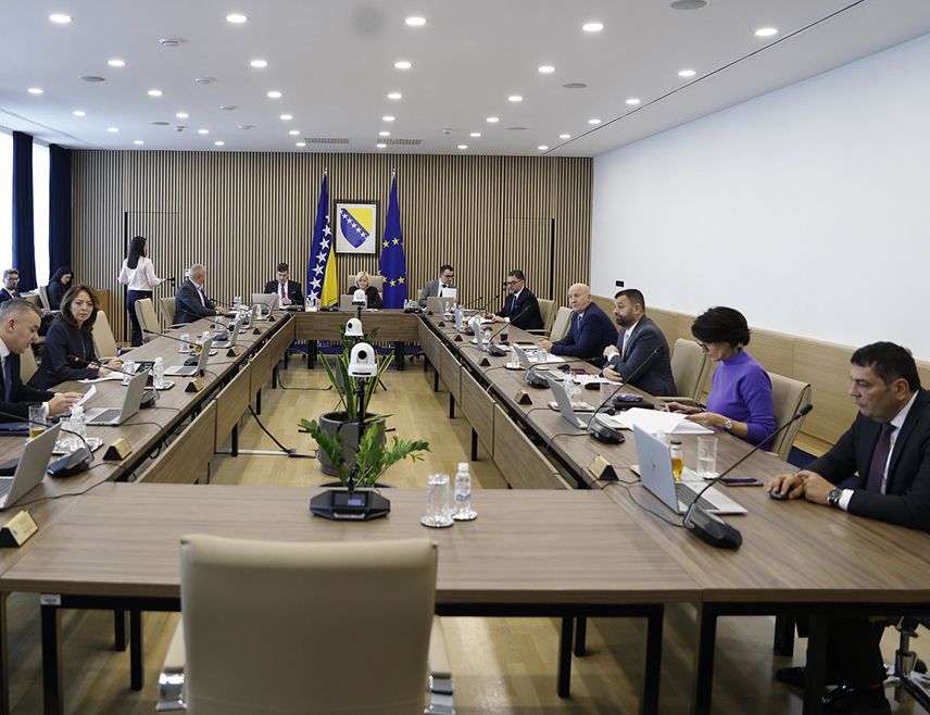 САРАЈЕВО, 18. ФЕБРУАРА /СРНА/ - Савјет министара усвојио је данас Правилник о поступку одређивања привременог граничног прелаза, с ознаком ЕИ, чиме се повећава гранична безбједност и БиХ у том подручју преузима одговарајуће правно насљеђе ЕУ.